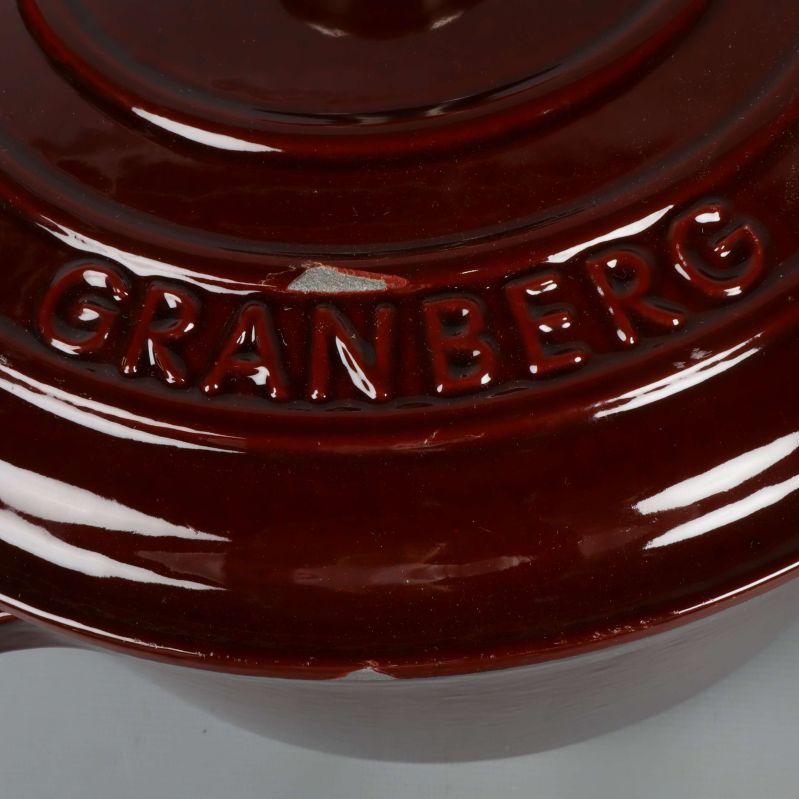 Närbild på lockets text Granberg och emaljskada