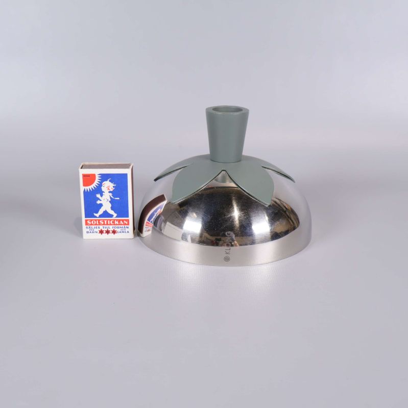 Ljusstake bredvid tändsticksask som storleksjämförelse