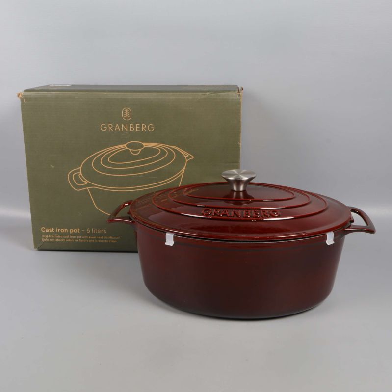 Mörkbrun oval gjutjärnsgryta med lock och originalkartong