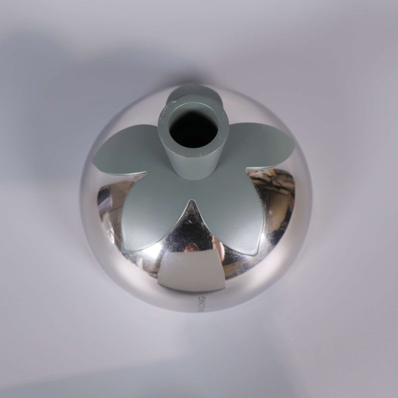 Toppvy av ljusstake med bladformad detalj