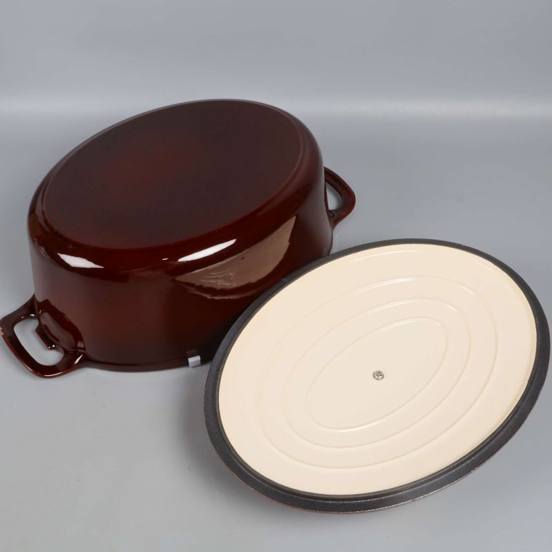 Gjutjärnsgryta och lock med ljus undersida i närbild