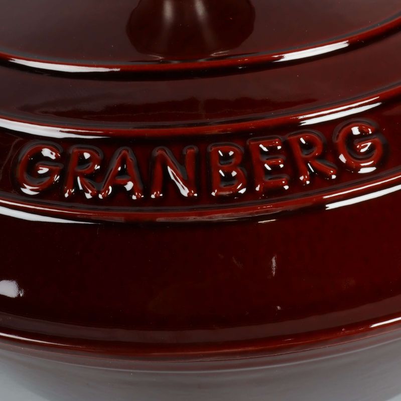 Närbild på Granberg-logo på lockets ovansida