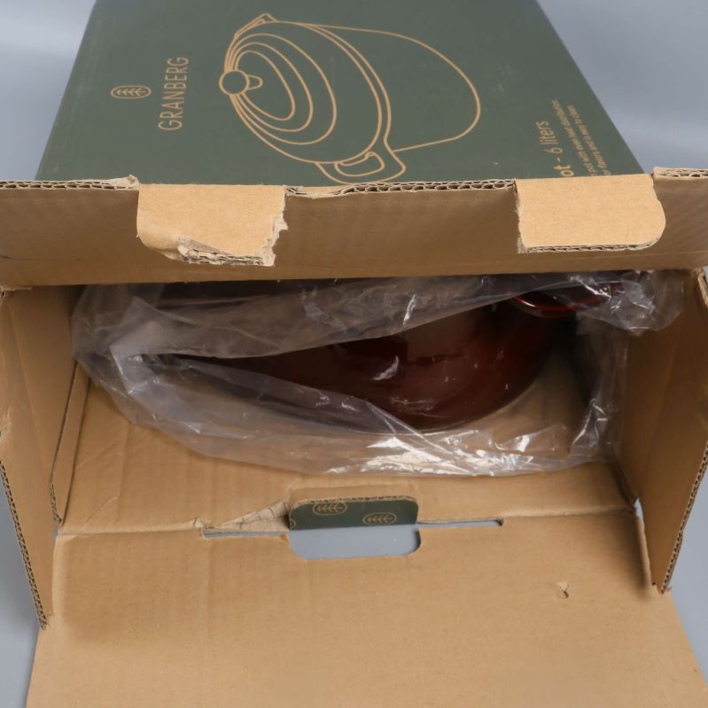 Originalkartong öppen med gryta inuti plastpåse