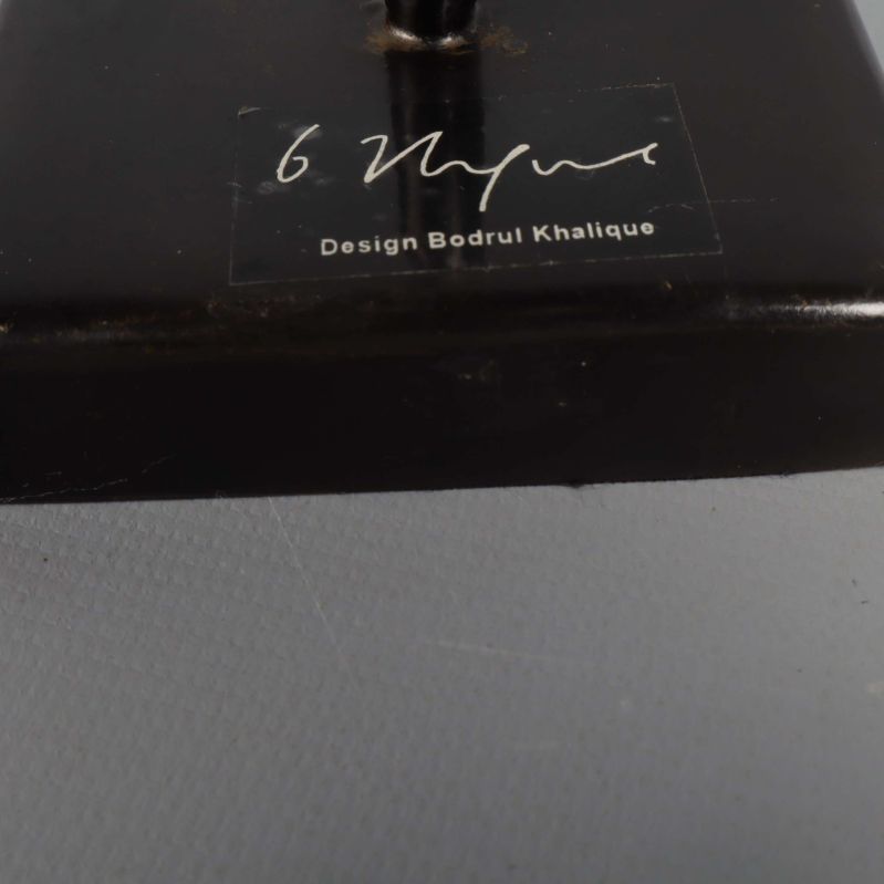 Närbild på etikett design Bodrul Khalique