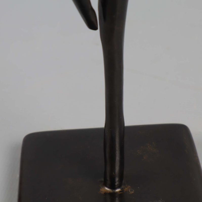 Närbild på rost under skulpturens beb