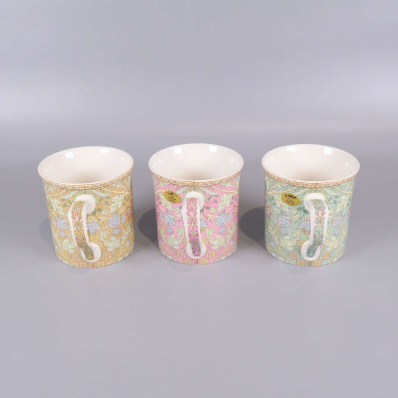 Baksidan av tre muggar med blommönster och handtag