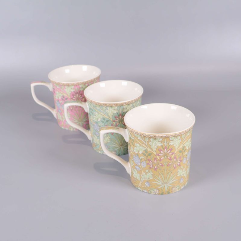 Tre blommiga muggar i rad, lutande perspektiv