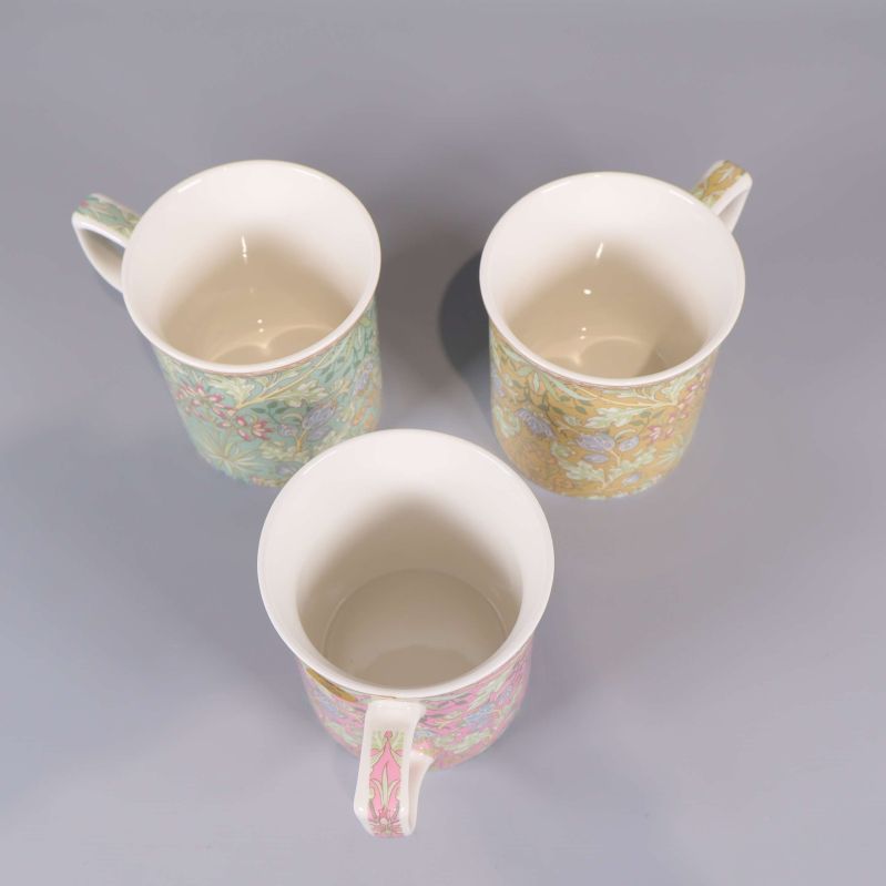 Tre muggar sedda uppifrån med vit insida