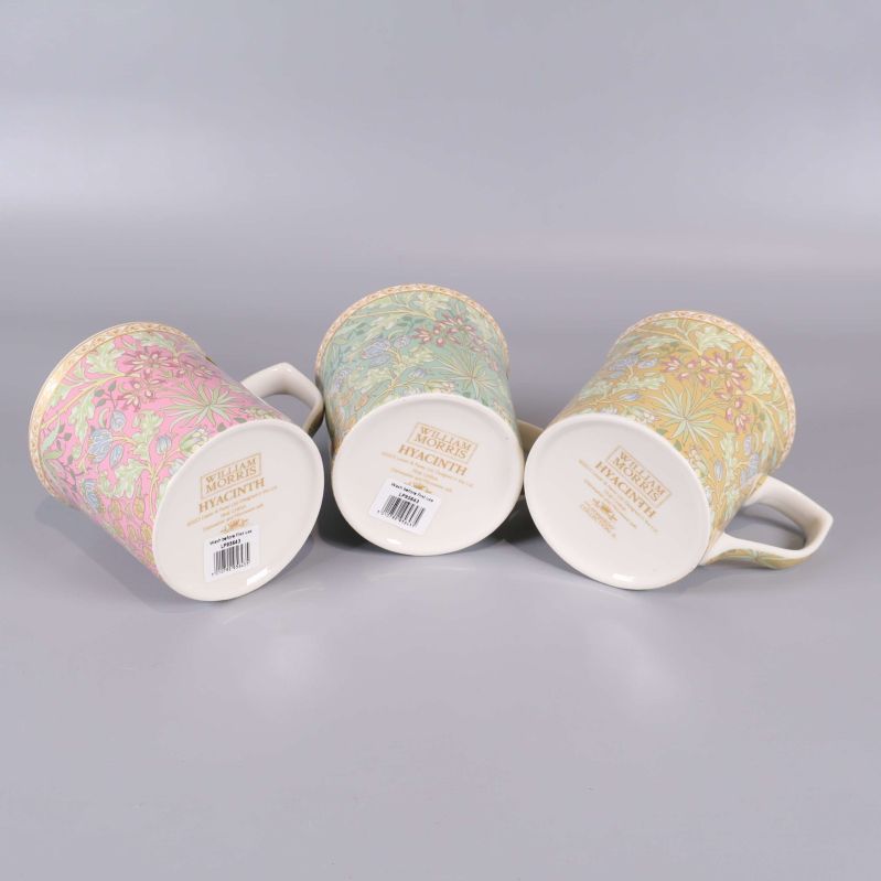 Muggarna sida vid sida liggande med märkning undertill