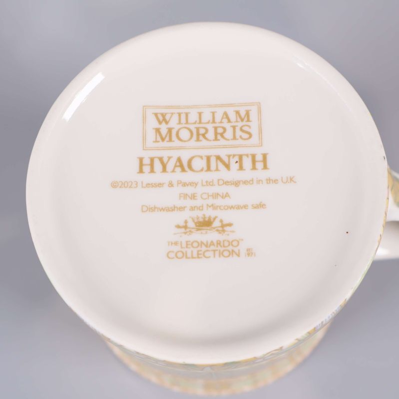 Närbild av muggens botten med William Morris och hyacint-etikett