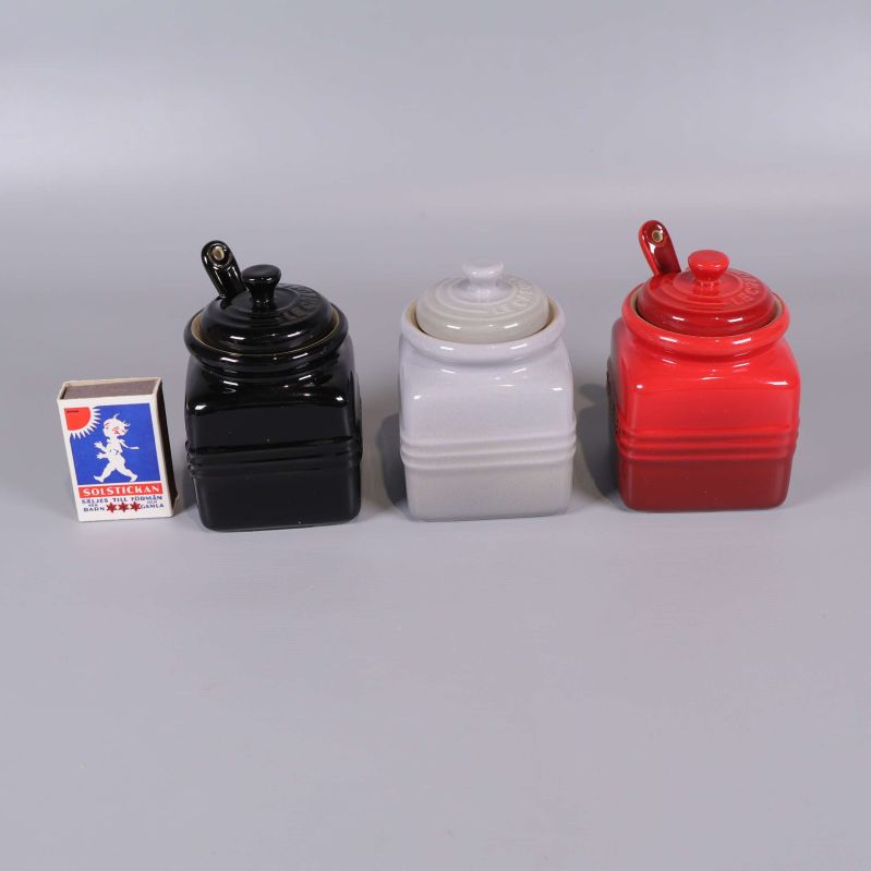 Tre burkar Le Creuset bredvid tändsticksask för storleksjämförelse