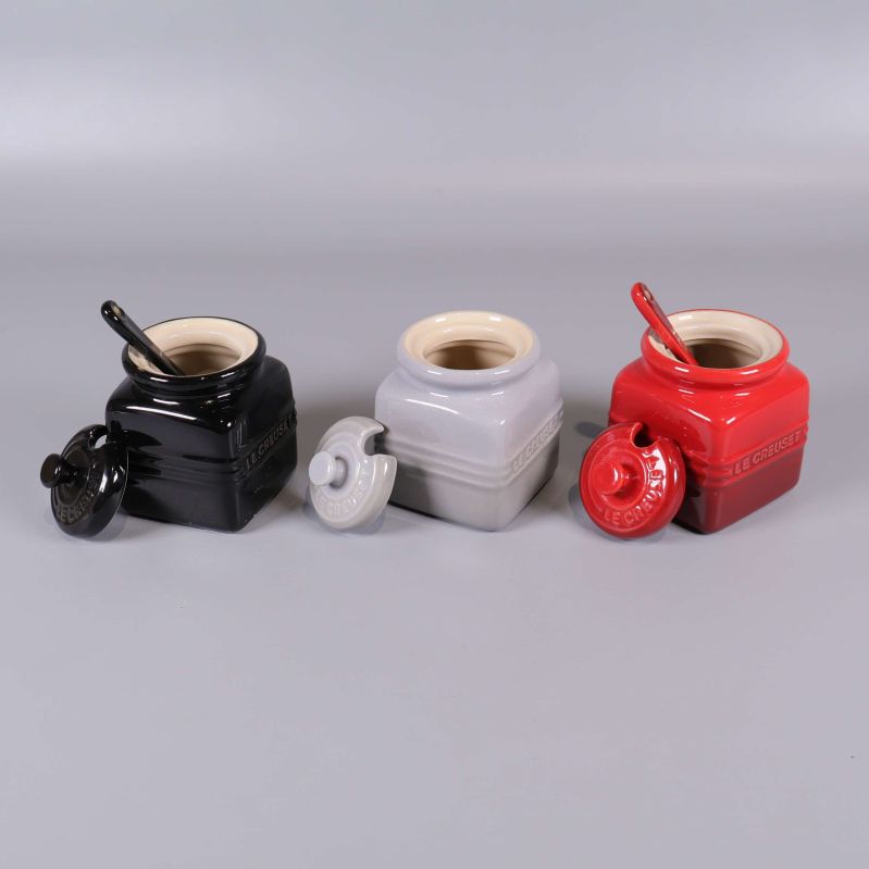 Burkar Le Creuset med lock avtagna, insida synlig