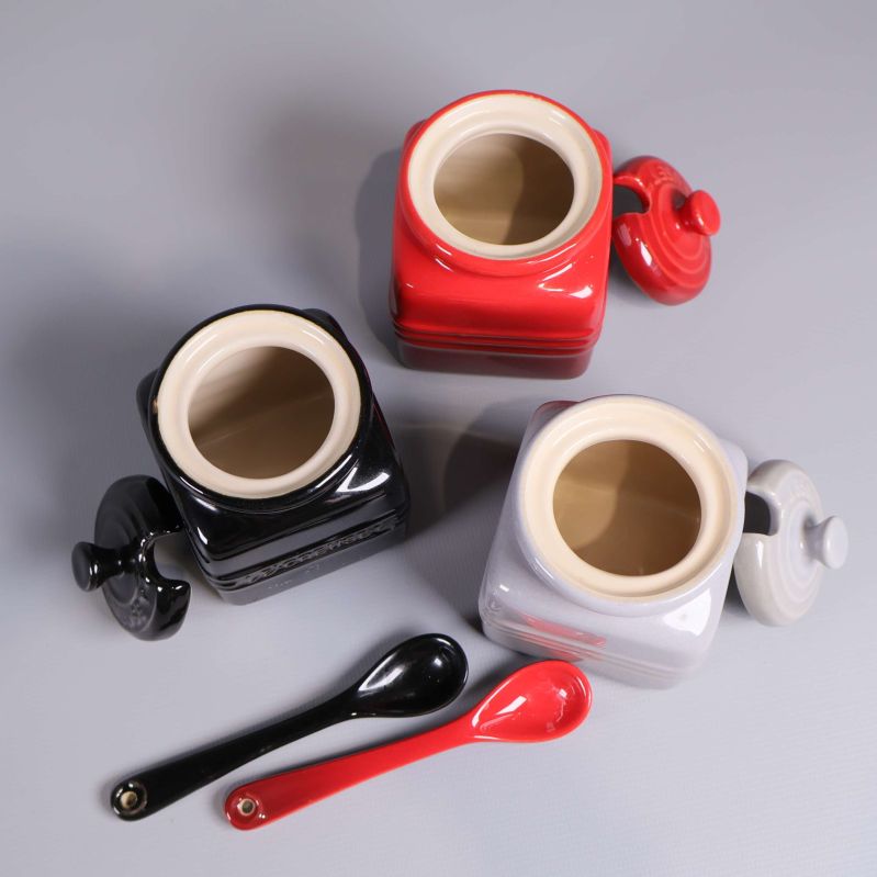 Burkar och skedar ovanifrån, lock avtagna