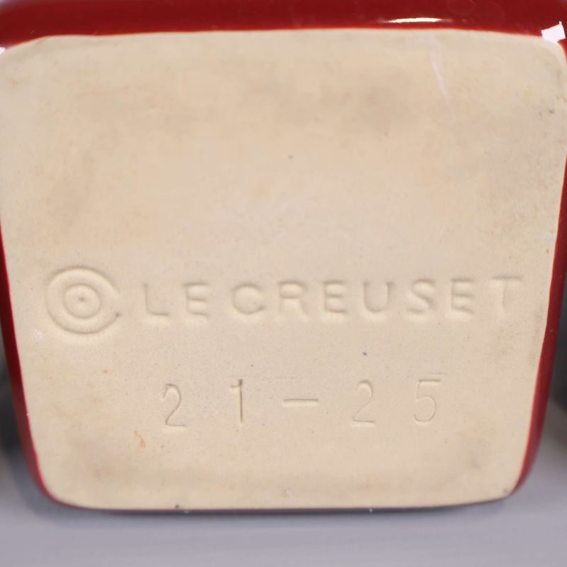 Närbild Le Creuset-stämpel och sifferkod under röd burk