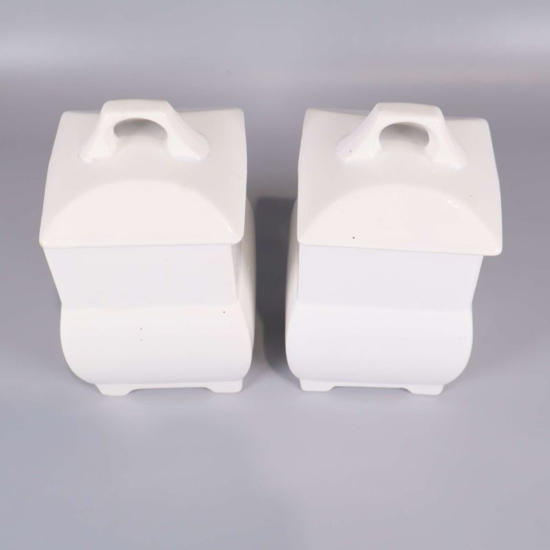 Två vita burkar sedd ovanifrån med lock på