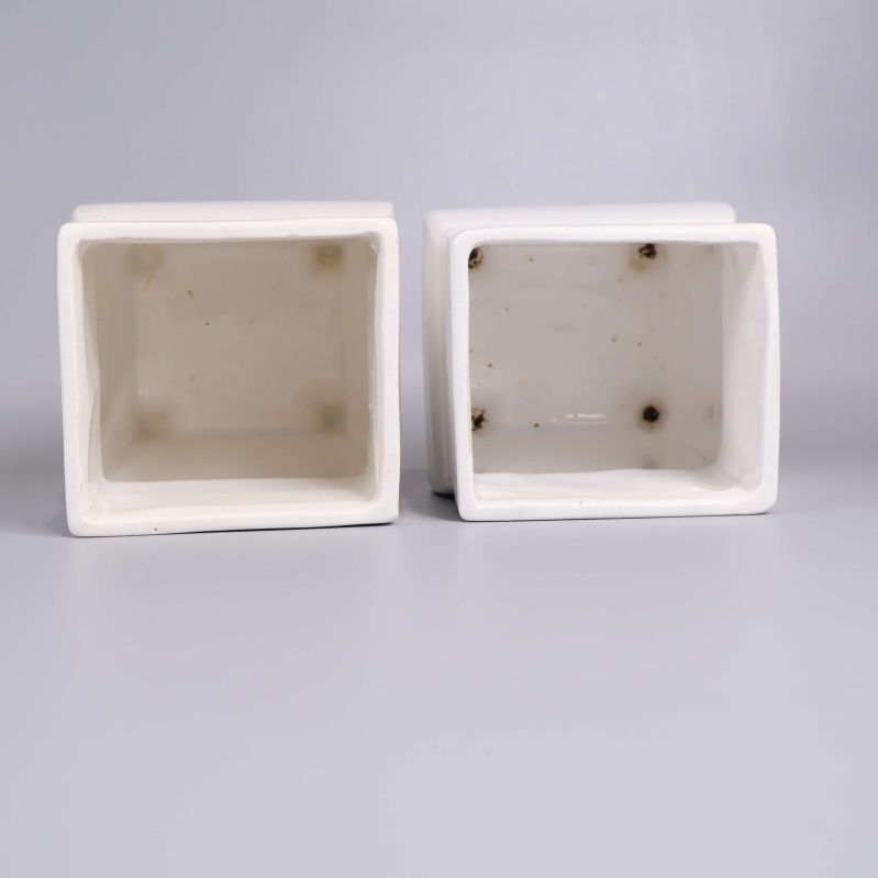 Öppna burkar visade från ovan, insidan synlig