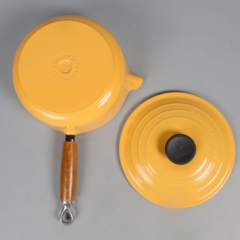 Underifrånvy av gul gryta och lock från Le Creuset