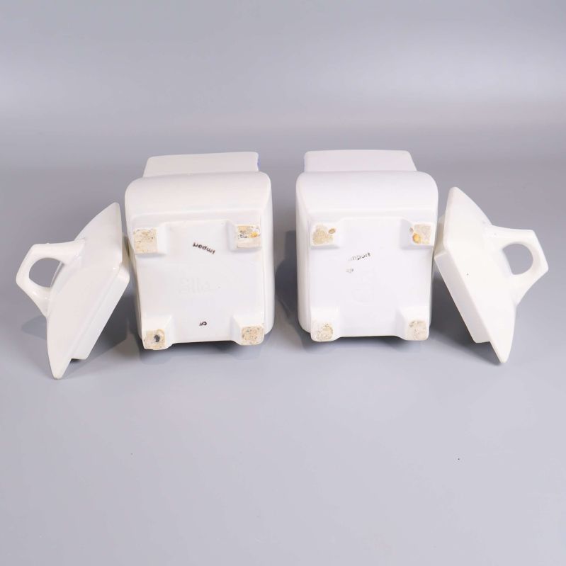 Burkar med synliga bottnar och lock bredvid