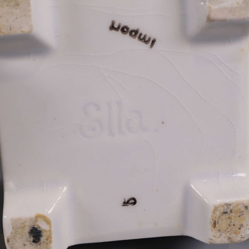 Närbild på burkens undersida med märkning 'Ella'