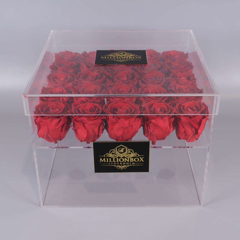 Transparent box med röda rosor och lock på