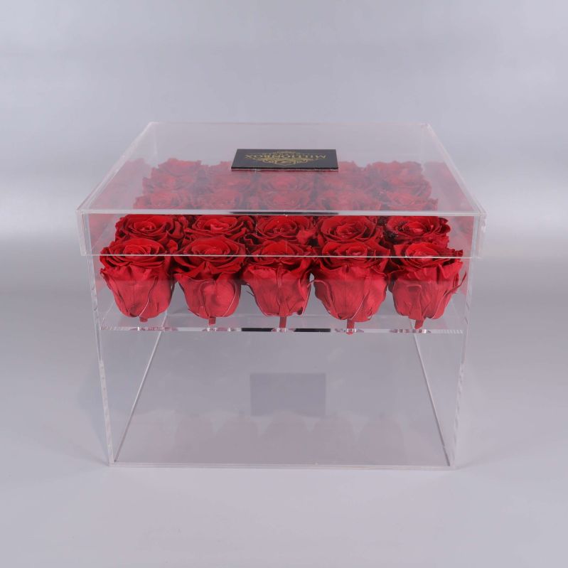 Frontvy av rosbox med tätt placerade röda rosor