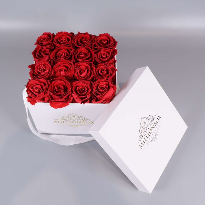 Rosbox ovanifrån med öppet lock och tätt placerade röda rosor