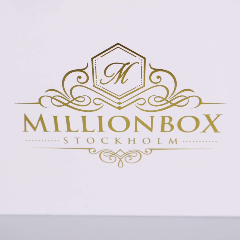 Guldlogotyp Millionbox Stockholm på vit bakgrund