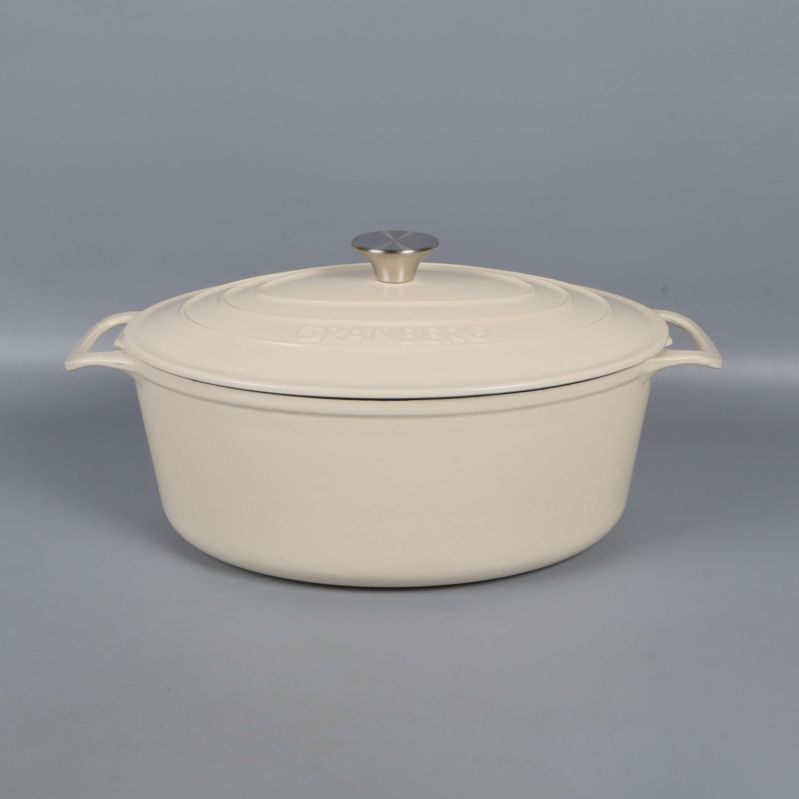 Oval gryta med lock i ljusgrädde, metallknopp på toppen