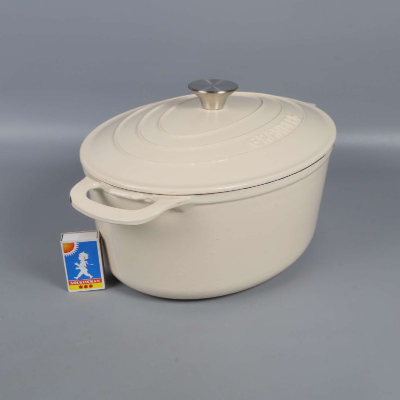 Grytan med lock och tändsticksask bredvid för storleksjämförelse