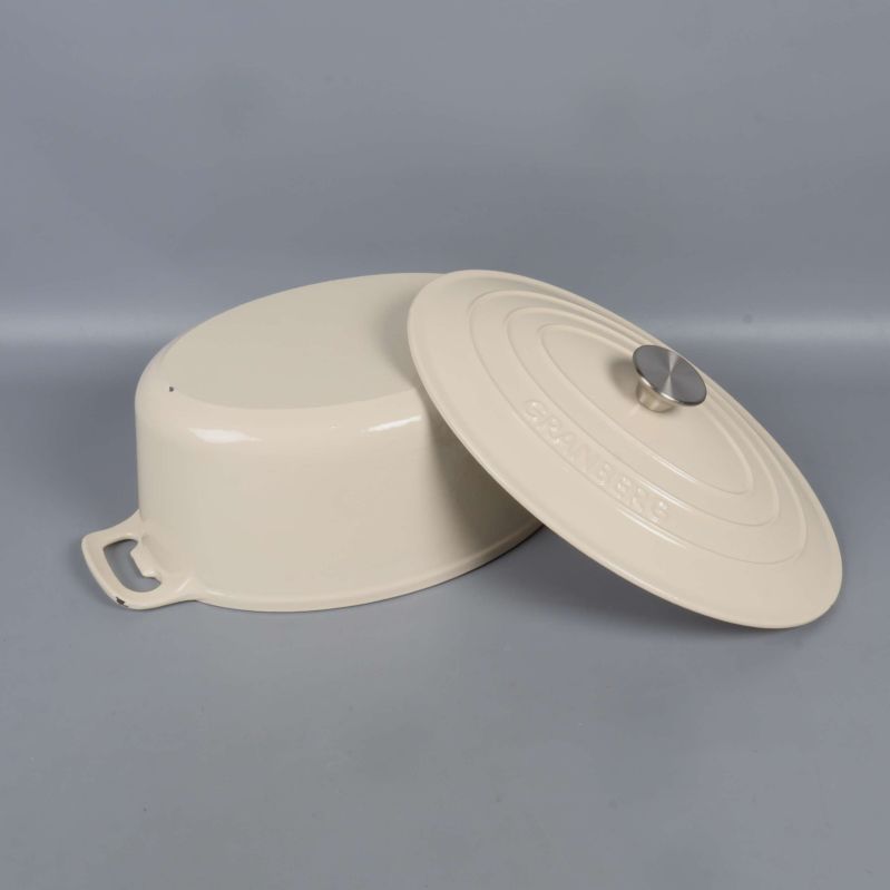 Undersidan av gryta och lock i ljusgrädde, liggande