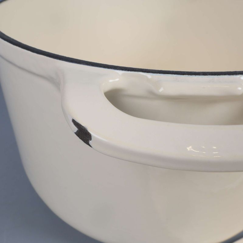 Närbild på handtaget, avskavd emalj visar svart yta under