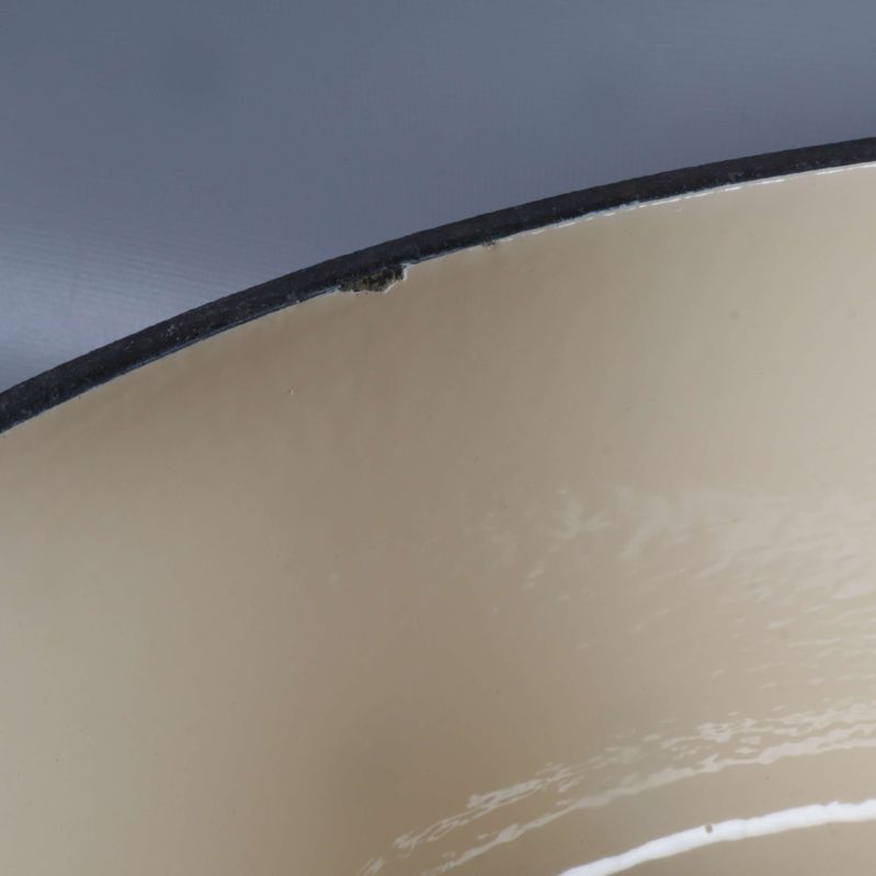 Närbild på grytans kant med smått slitage i emaljen