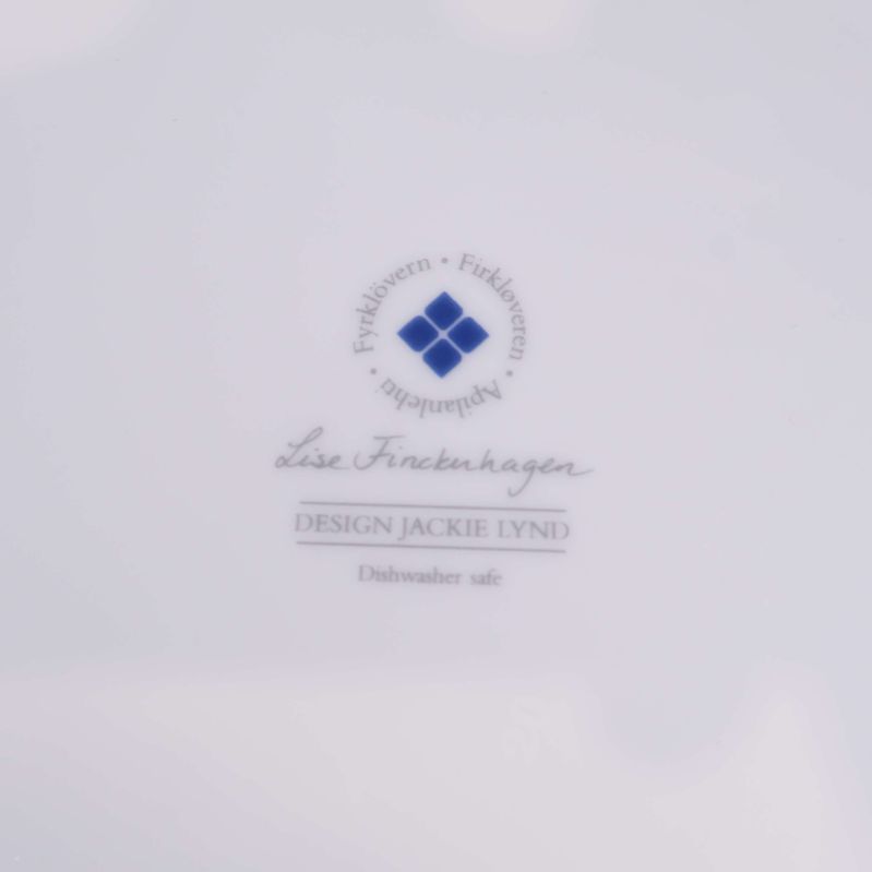 Närbild på märkning med text Lise Finckenhagen och Jackie Lynd