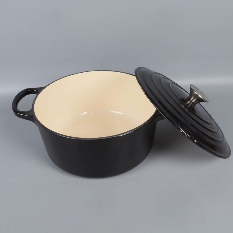 Öppen gryta visar ljus insida och löst lock