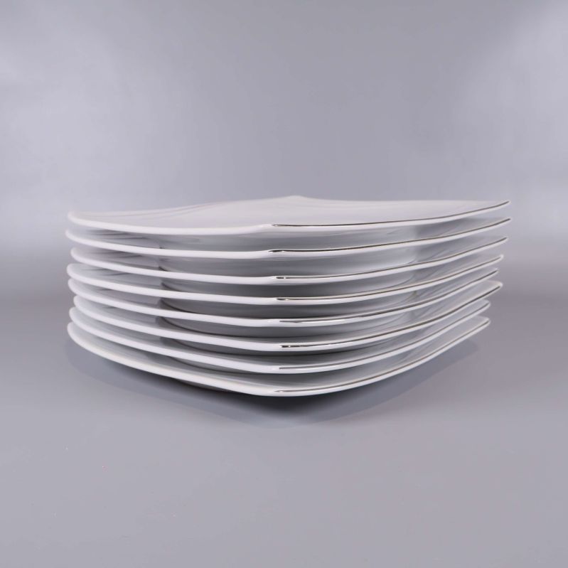 Vita fyrkantiga tallrikar staplade i sidovy