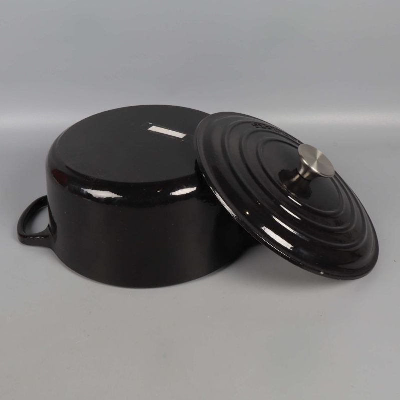 Grytan och locket liggande upp och ned