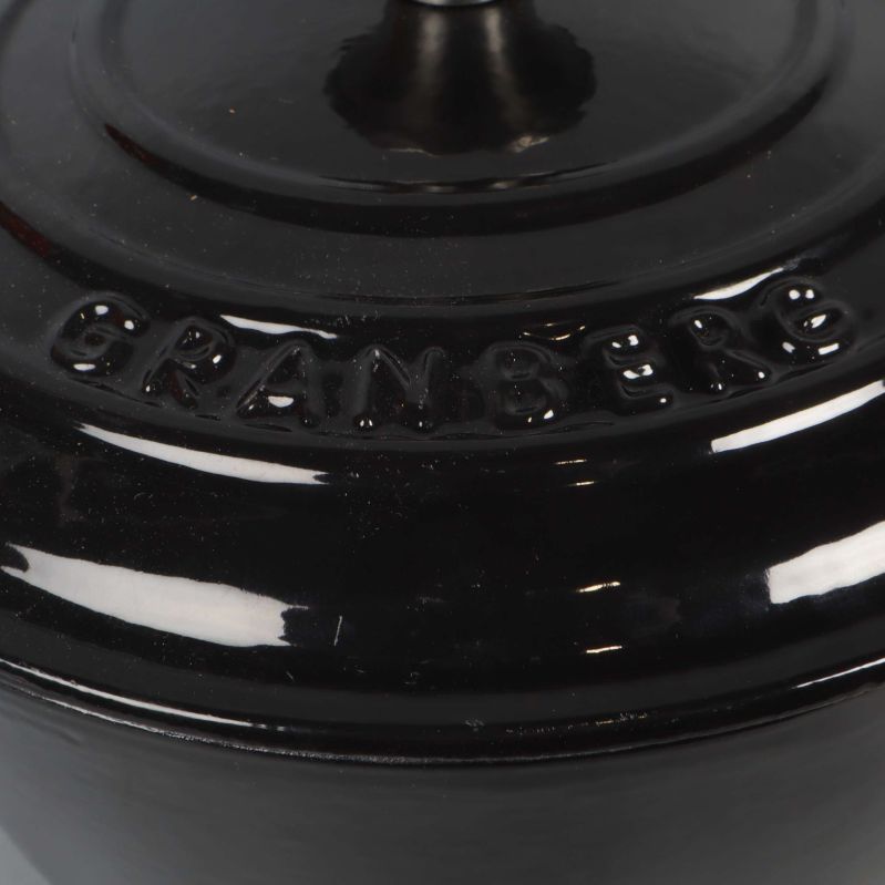 Närbild på locket där Granberg står i relief