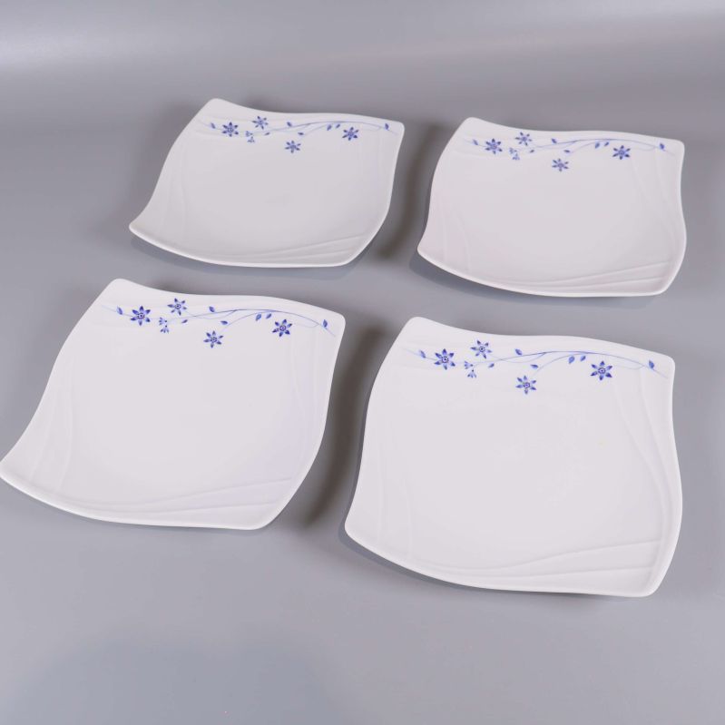 Överblick av fyra vita tallrikar med blå blomdekoration