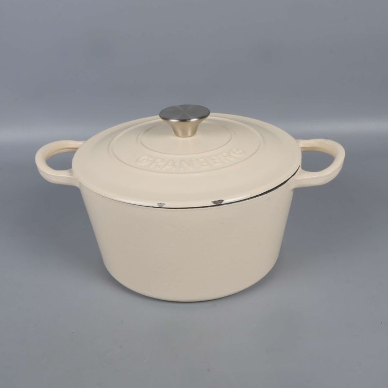 Krämfärgad gryta med lock och två handtag