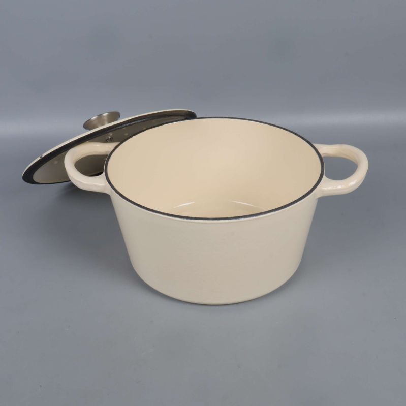 Gryta med öppet lock som visar insidan