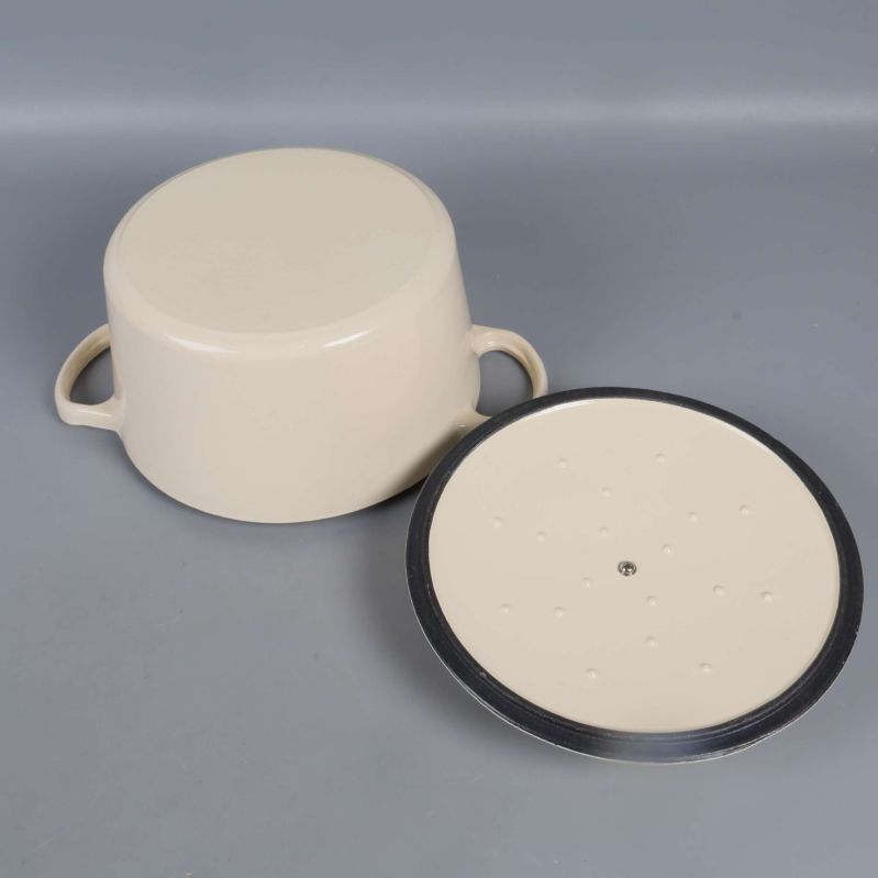 Undersida av gryta och insida av lock i vitt