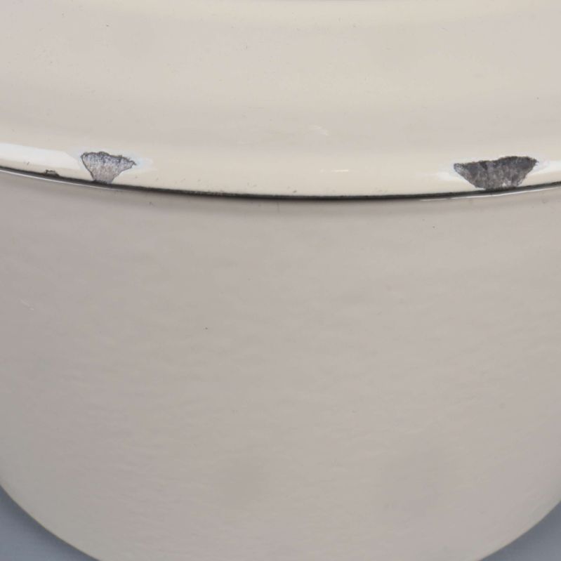 Skavda kanter på lockets kant av grytan