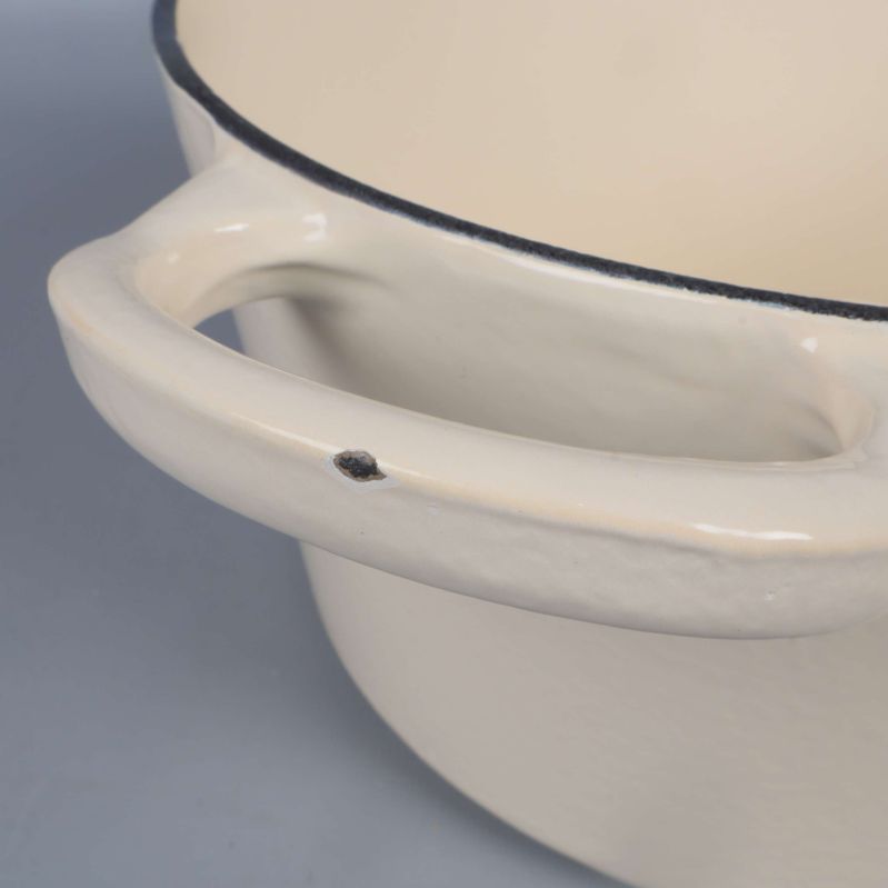 Närbild på handtag med flisa i emaljen