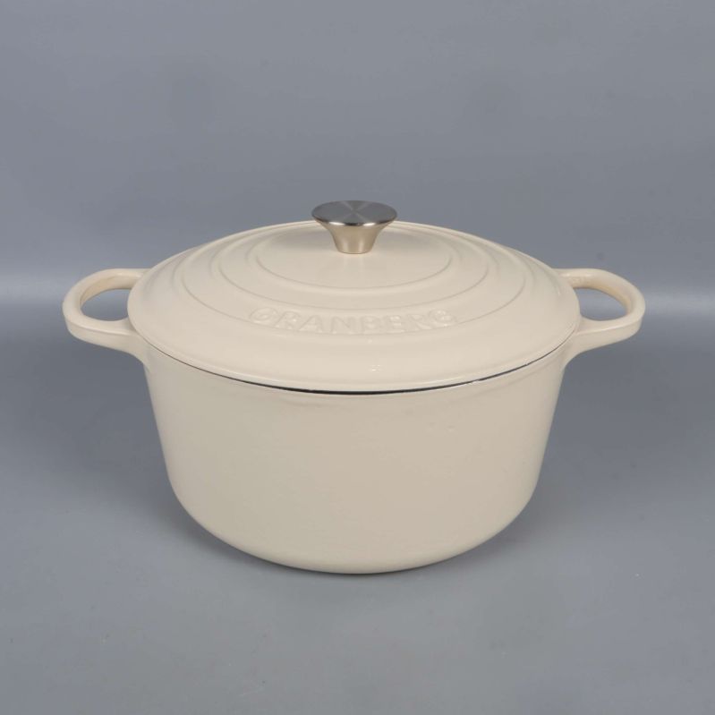 Ljus gryta med lock och handtag mot grå bakgrund