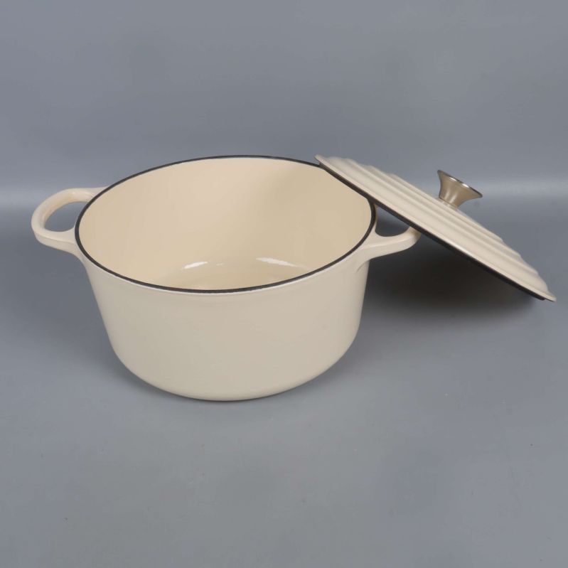 Grytan visad öppen med locket lutat vid sidan