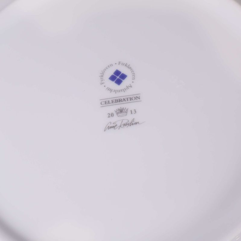 Stämpel och märkning på tallrikens undersida