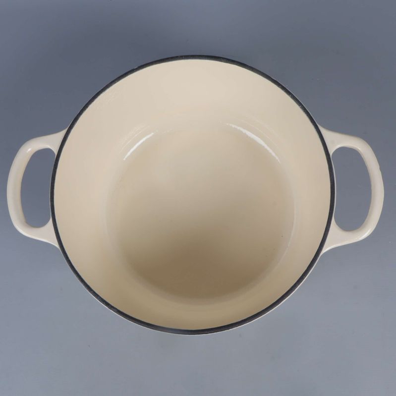 Grytan sedd uppifrån med rymlig insida och två handtag