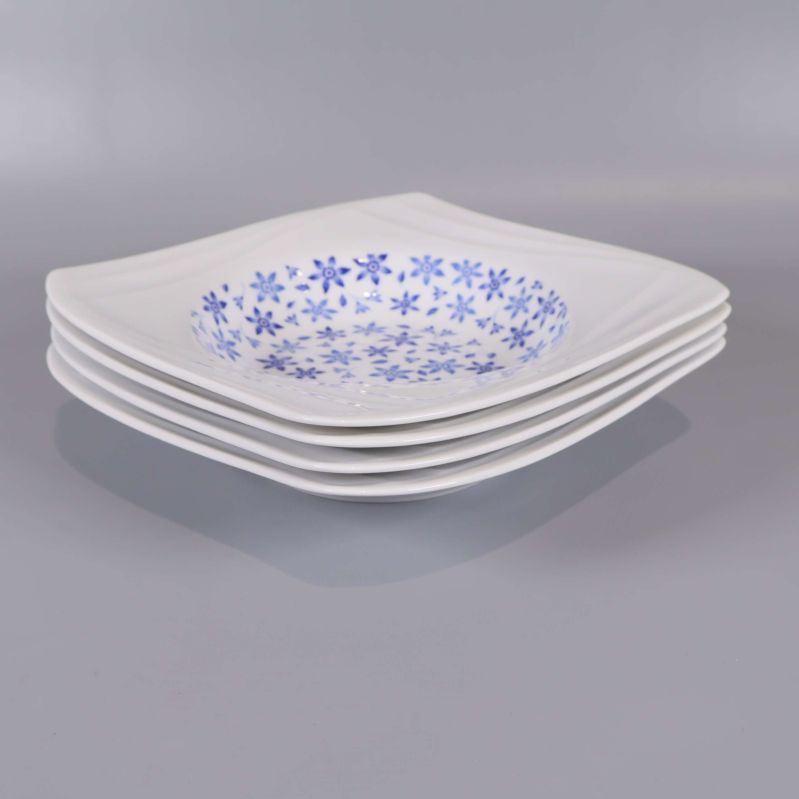 Sidan av fyra staplade djupa tallrikar