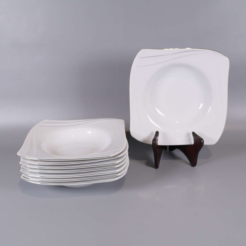 Åtta vita fyrkantiga tallrikar, en uppställd på ställ