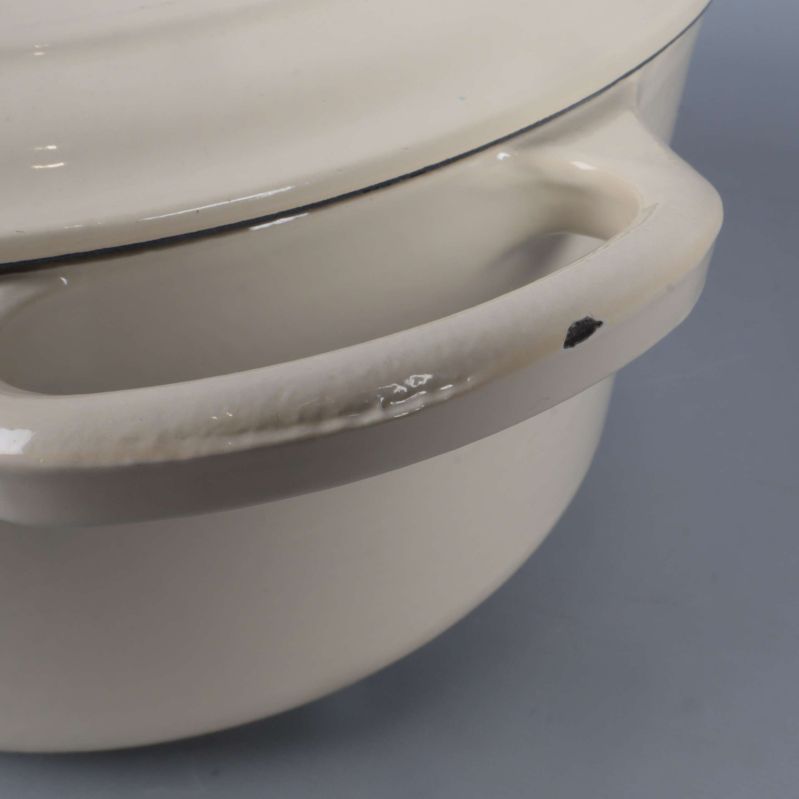 Närbild på handtag där mindre skada syns på emaljen